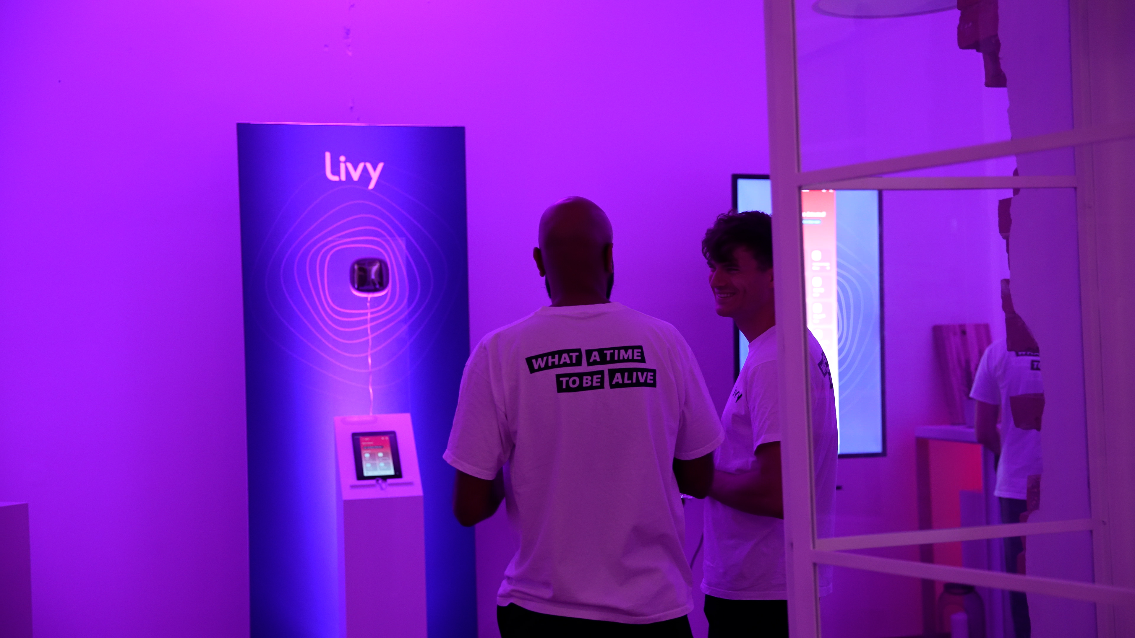 Livy Sensorstation in der Hand eines Mitarbeiters