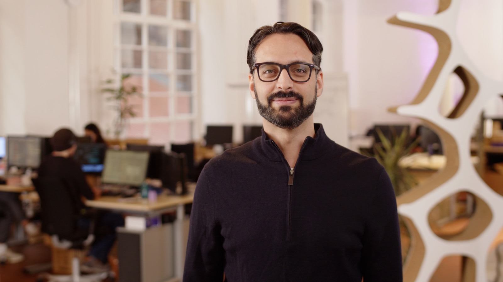 Reza Humanfar im Büro von HUM Systems