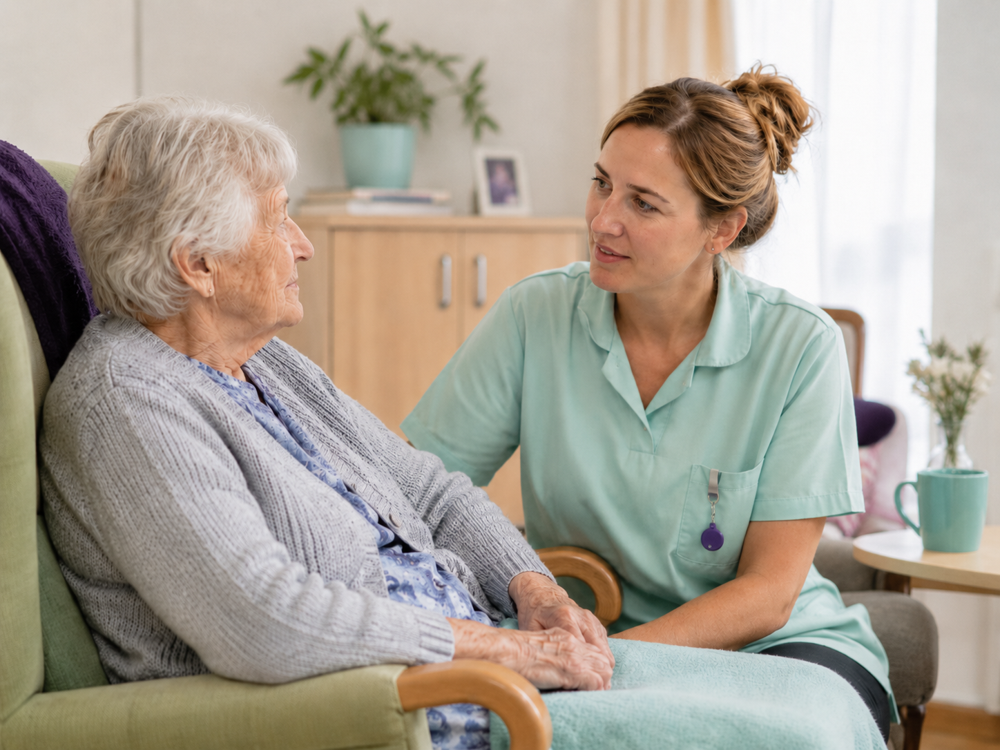 Pflegekraft betreut Bewohnerin in einem Pflegezimmer mit Livy Care Sensor an der Decke